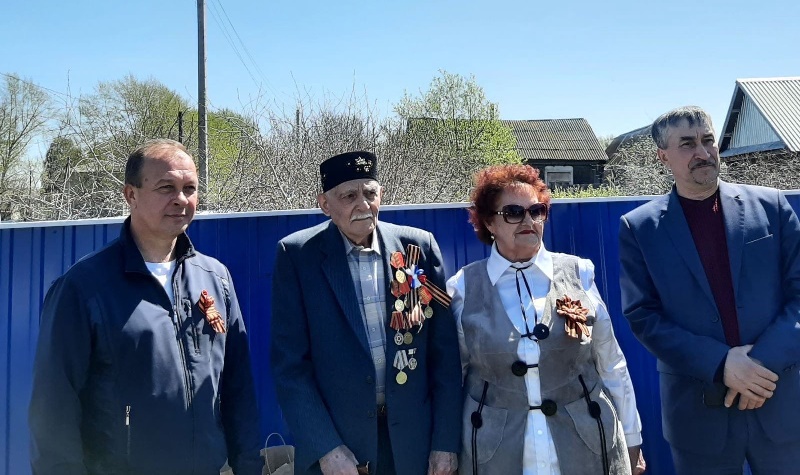 Сегодня в с. Татарское Урайкино, возле дома ветерана Великой Отечественной войны Ахата Саитгареевича Мусина звучали песни военных лет.